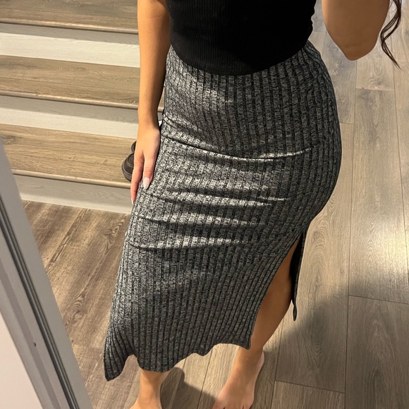 Grey knit ribbed midi skirt with side slits - Picture 2 of 5